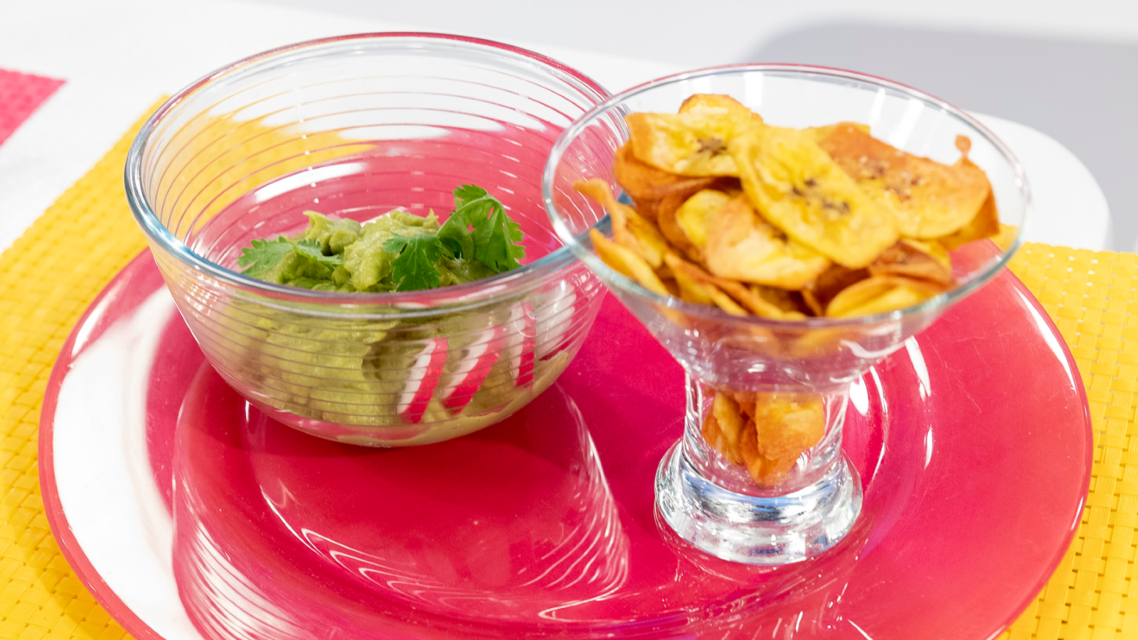Chips de plátano macho con guacamole