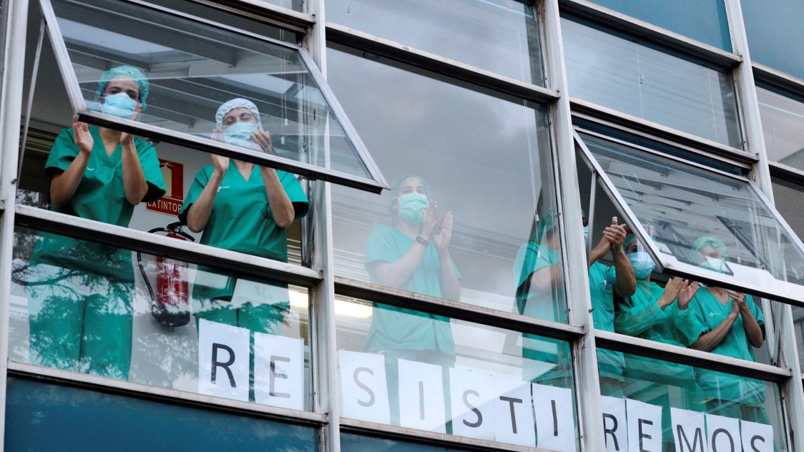 Sanitarios del Hospital de La Paz de Madrid durante el pico de la pandemia en marzo.