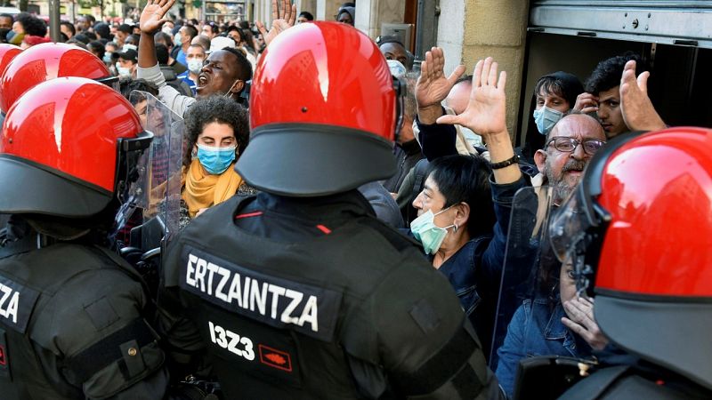 La Ertzaintza carga contra grupos antifascistas que protestaban contra un mitin de Vox en Bilbao