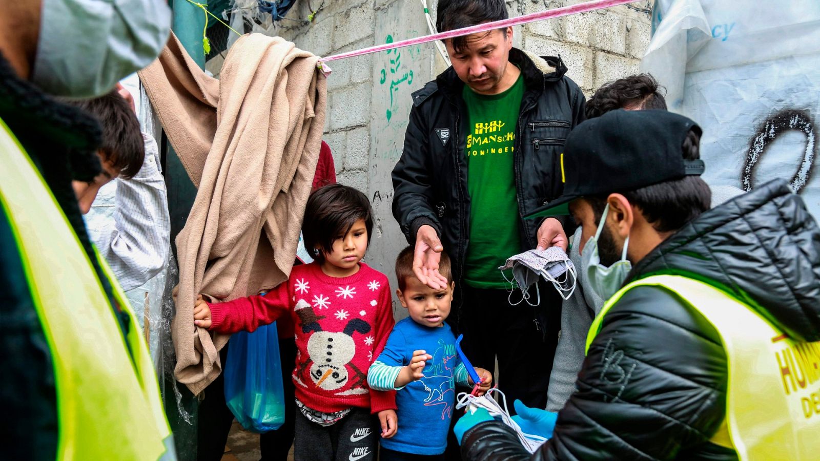Reparto de mascarillas en el campo de refugiados de Moria en la isla de Lesbos (Grecia)