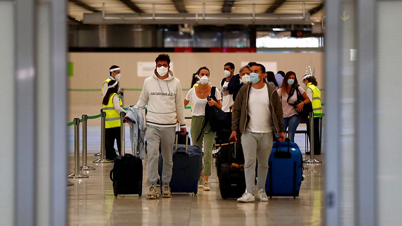La movilidad vuelve sin grandes atascos y con los primeros viajeros en los aeropuertos españoles
