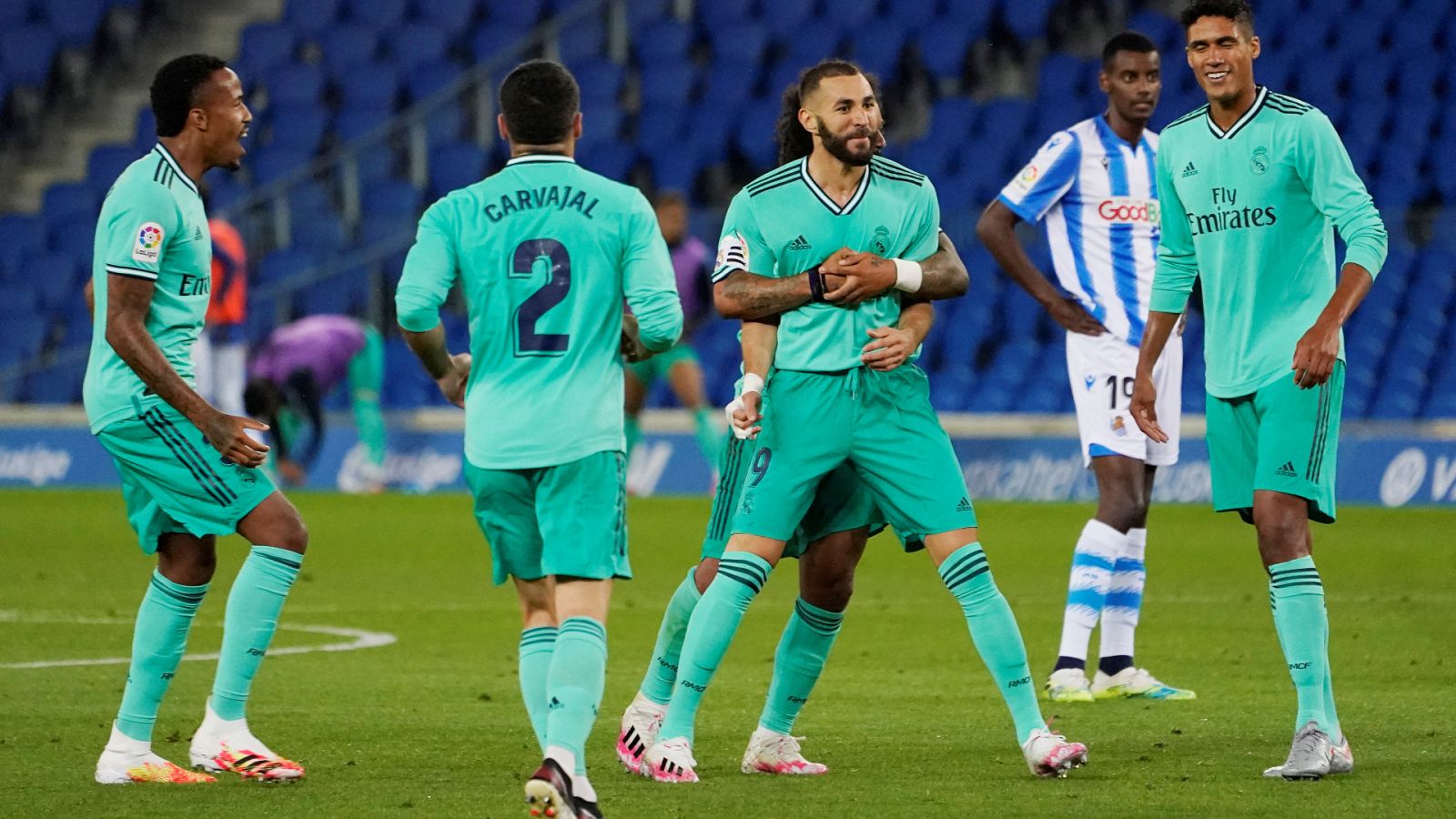 Karim Benzema es felicitado por sus compañeros tras la consecución del segundo gol del Real Madrid en Anoeta.