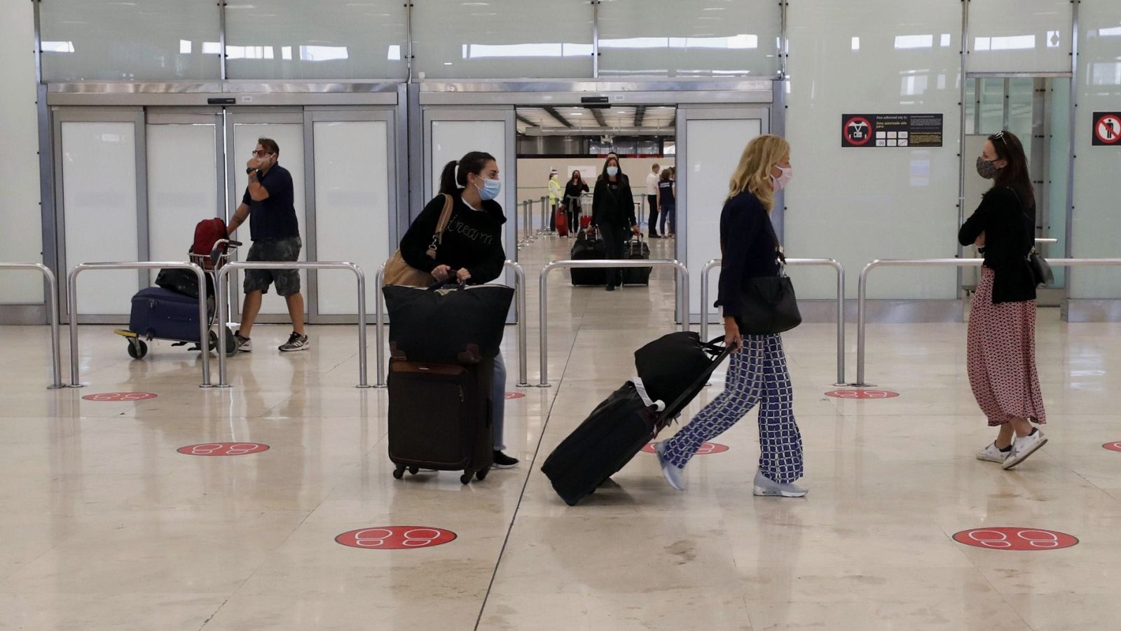 Viajeros en la terminal de llegadas de Barajas