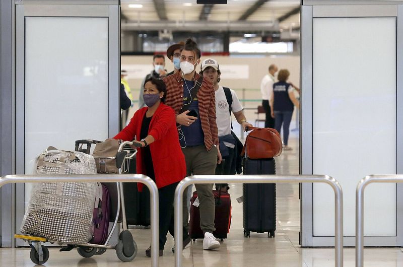 Ayuso propone montar un hospital de campaña en Barajas y un plan que permita confinar municipios de Madrid