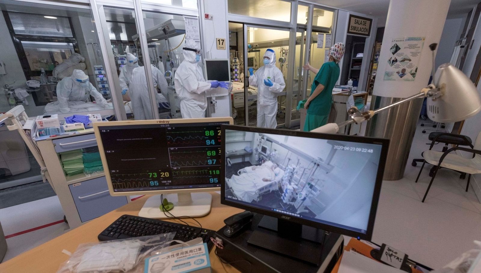 Enfermeras de la UCI del Hospital Morales Meseguer de Murcia, atienden a un paciente infectado con Covid-19 en abril