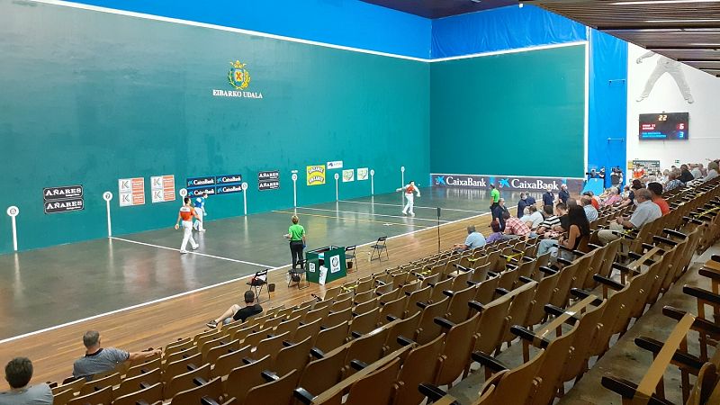 La luz aparece al final del frontn
