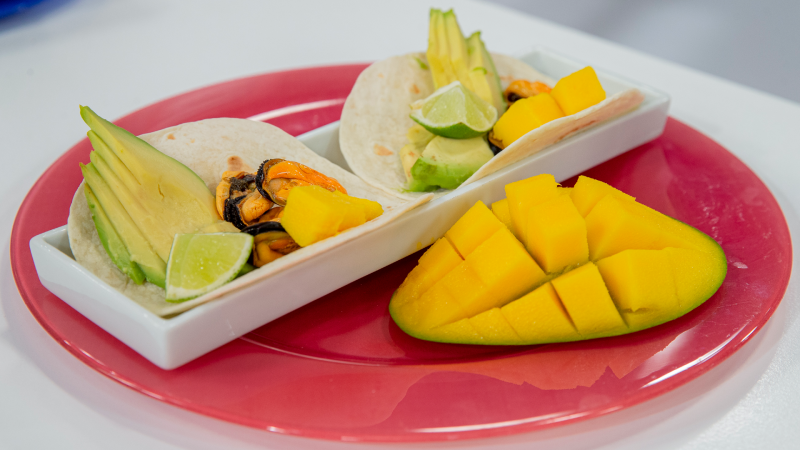 Tacos de mejillones en escabeche, mango, aguacate y lima