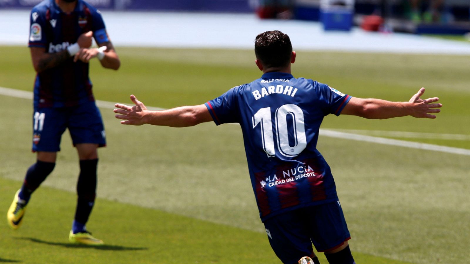 Enis Bardhi celebra el segundo gol de los levantinistas ante el Betis