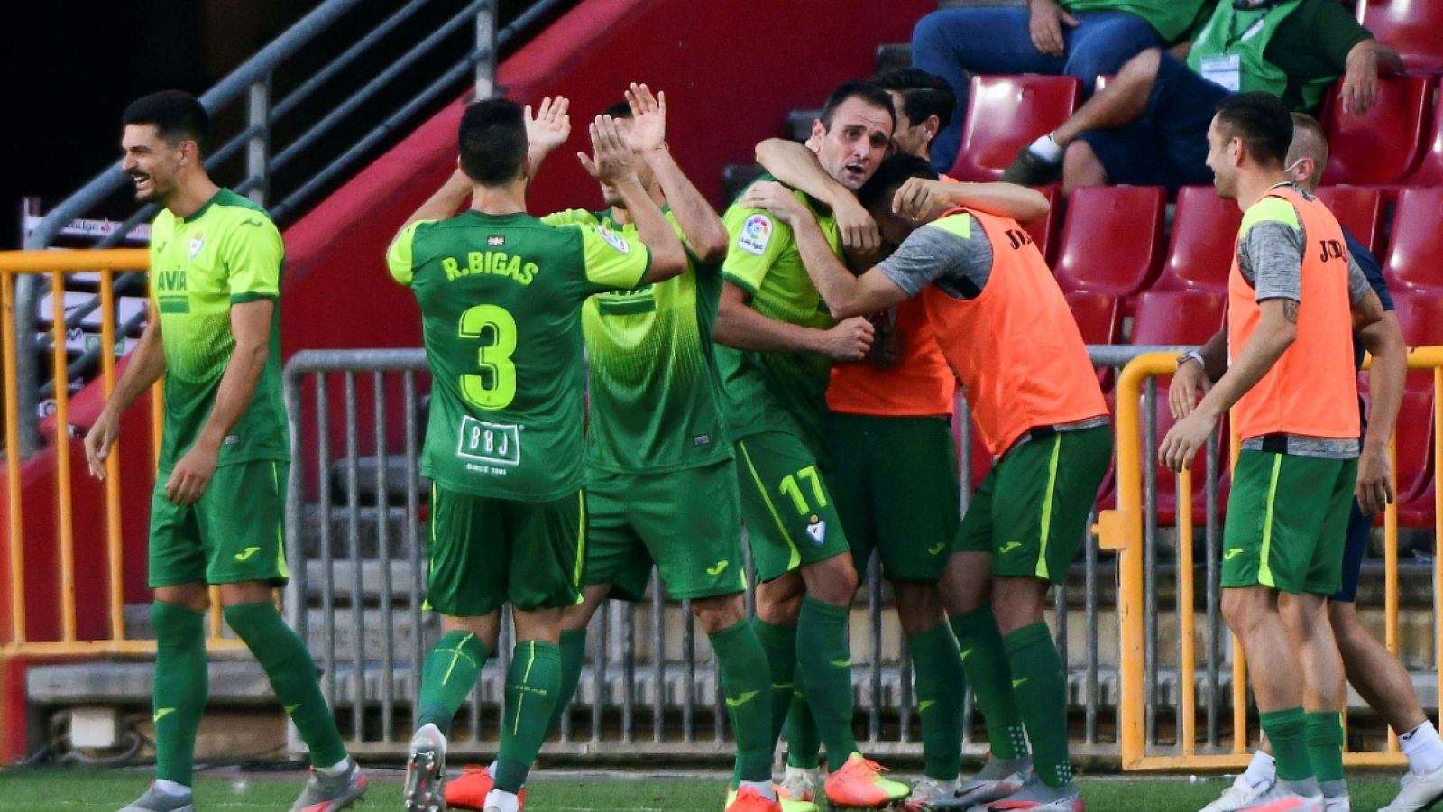 Los jugadores del Eibar celebran el gol de Kike García
