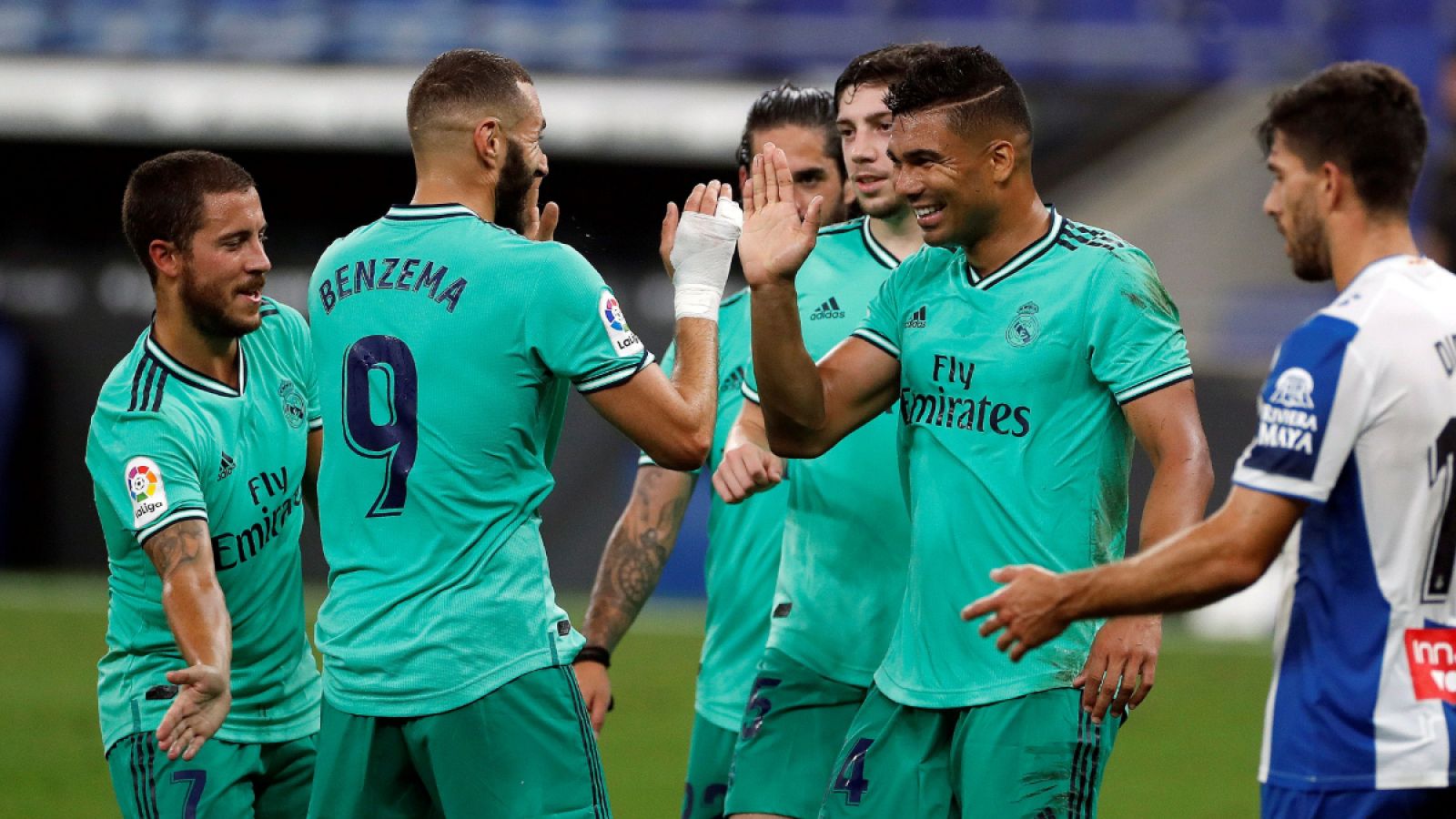 Casemiro y Benzema celebran el gol que abrió el marcador