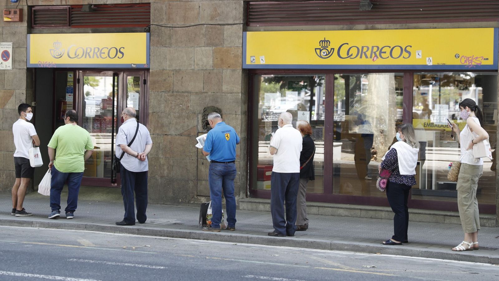 Colas en las oficinas de Correos en Bilbao, el pasado 1 de junio, para tramitar el voto por correo.
