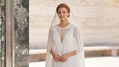Chaquetas, capas y abrigos de novia. Rosa Clará viste las bodas que se aplazaron al otoño