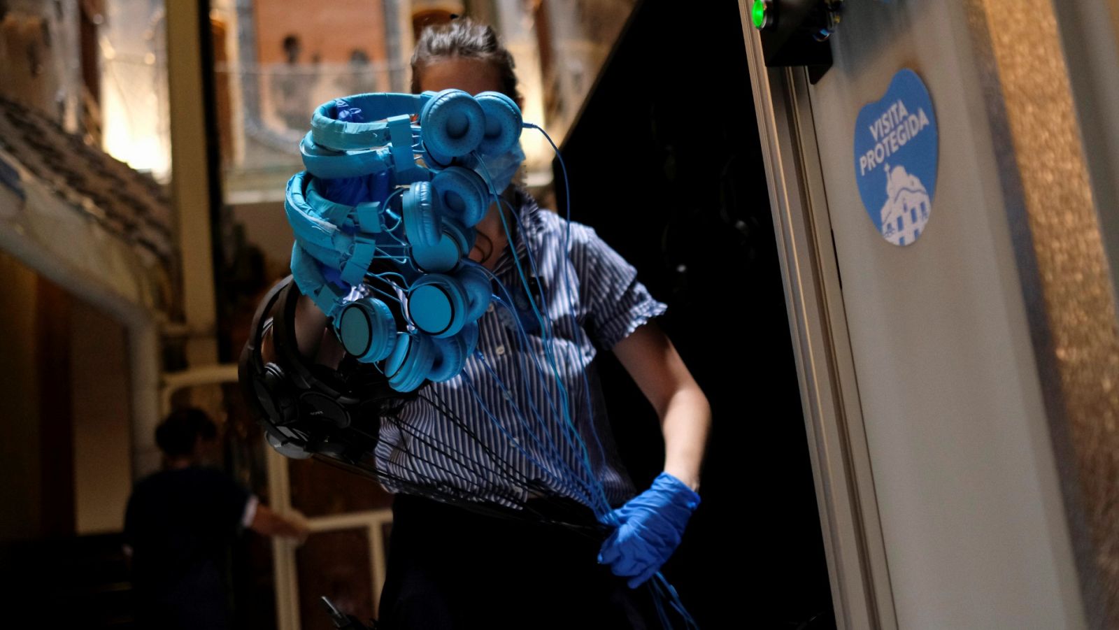 Una trabajadora de la Casa Batlló