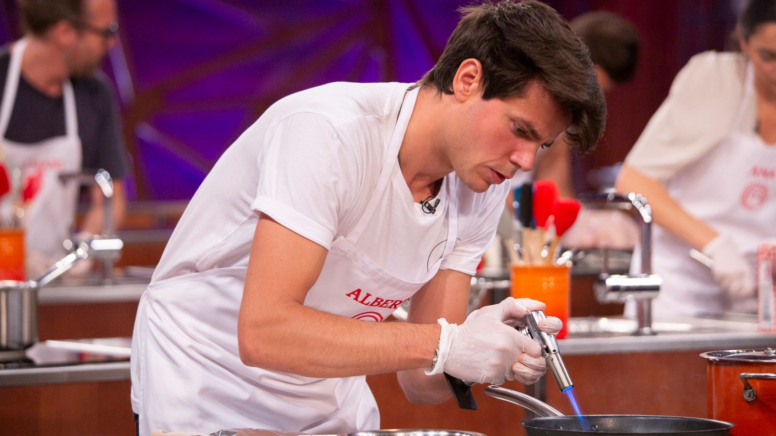 Alberto cocinando en MasterChef