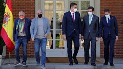 El Gobierno y los agentes sociales firman un pacto por el empleo con discrepancias sobre la subida de impuestos