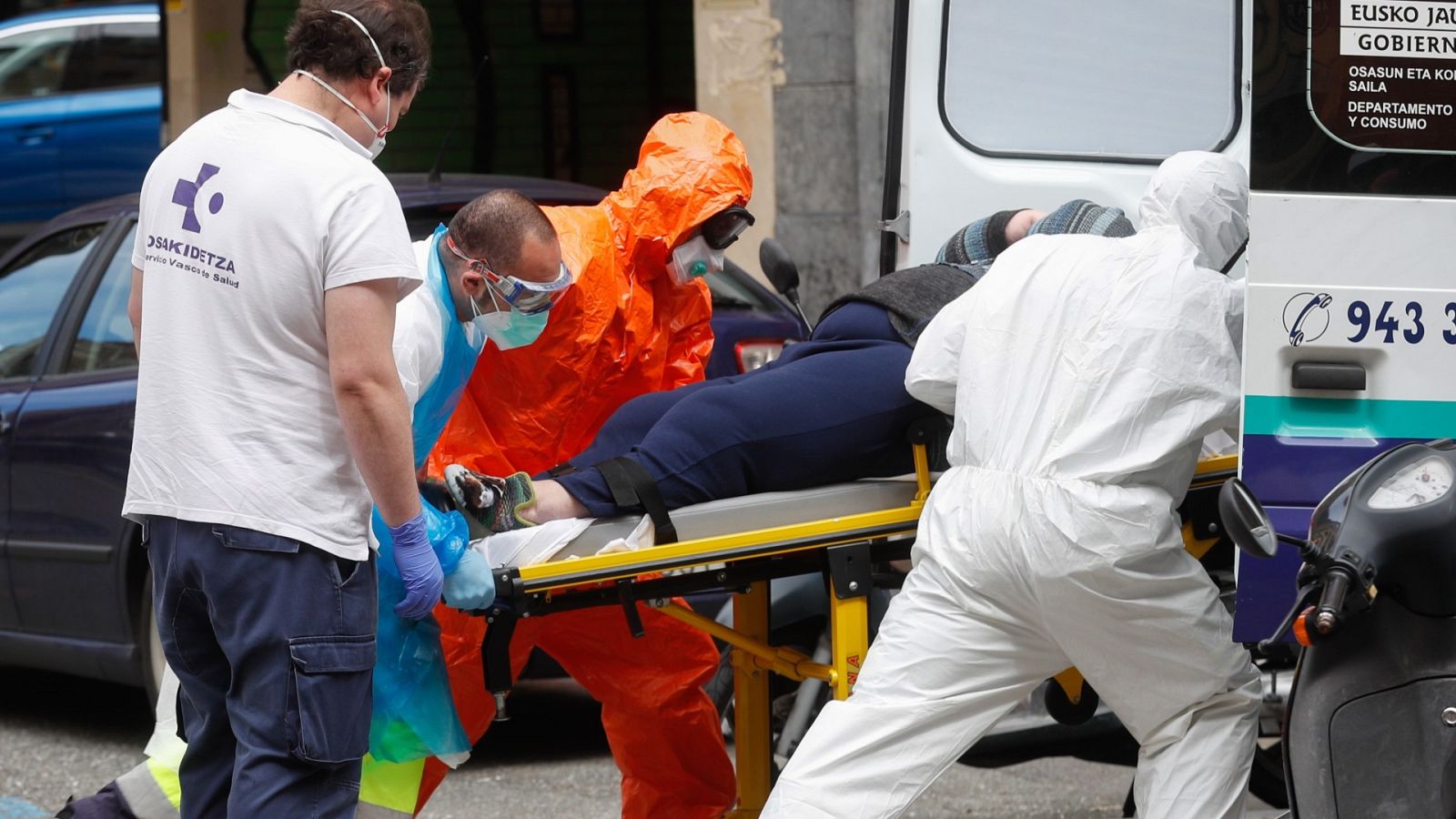 Efectivos del Cuerpo Municipal de Bomberos de San Sebastián ayudan a trabajadores del Servicio Vasco de Salud Osakidetza (17/04/20).