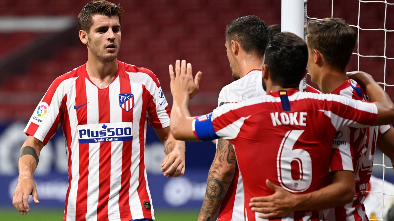 Morata (i) celebra el gol con Koke (c) y Marcos Llorente (d)