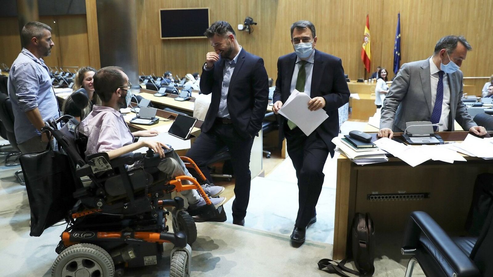 Un descanso durante la Comisión por la Reconstrucción Económica y Social, en el Congreso de los Diputados