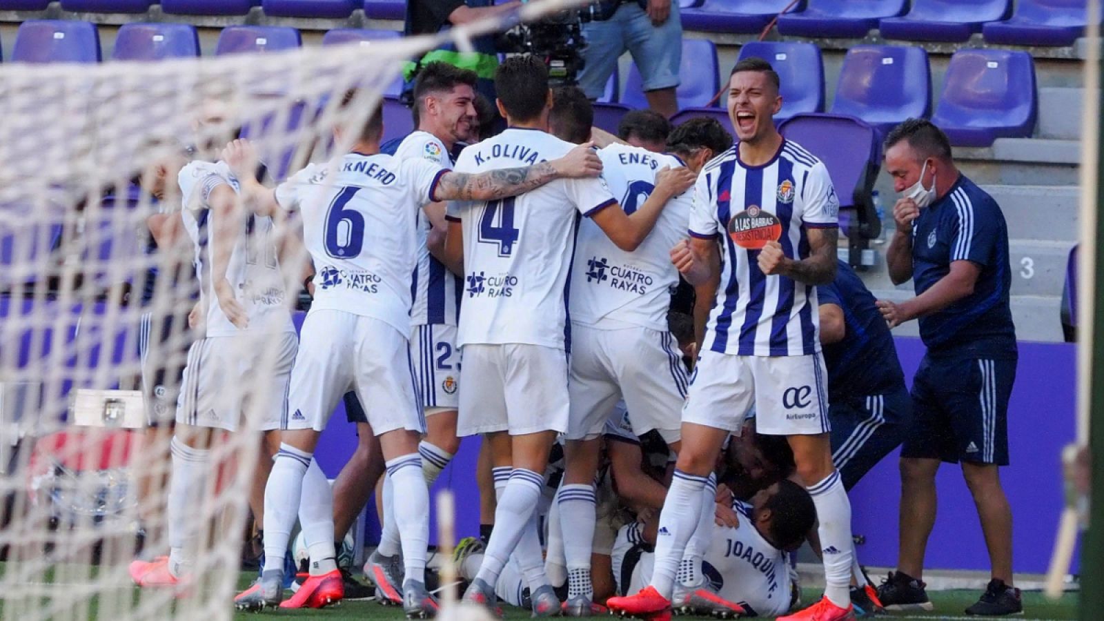 Los jugadores del Valladolid celebran el gol de Joaquín Fernández