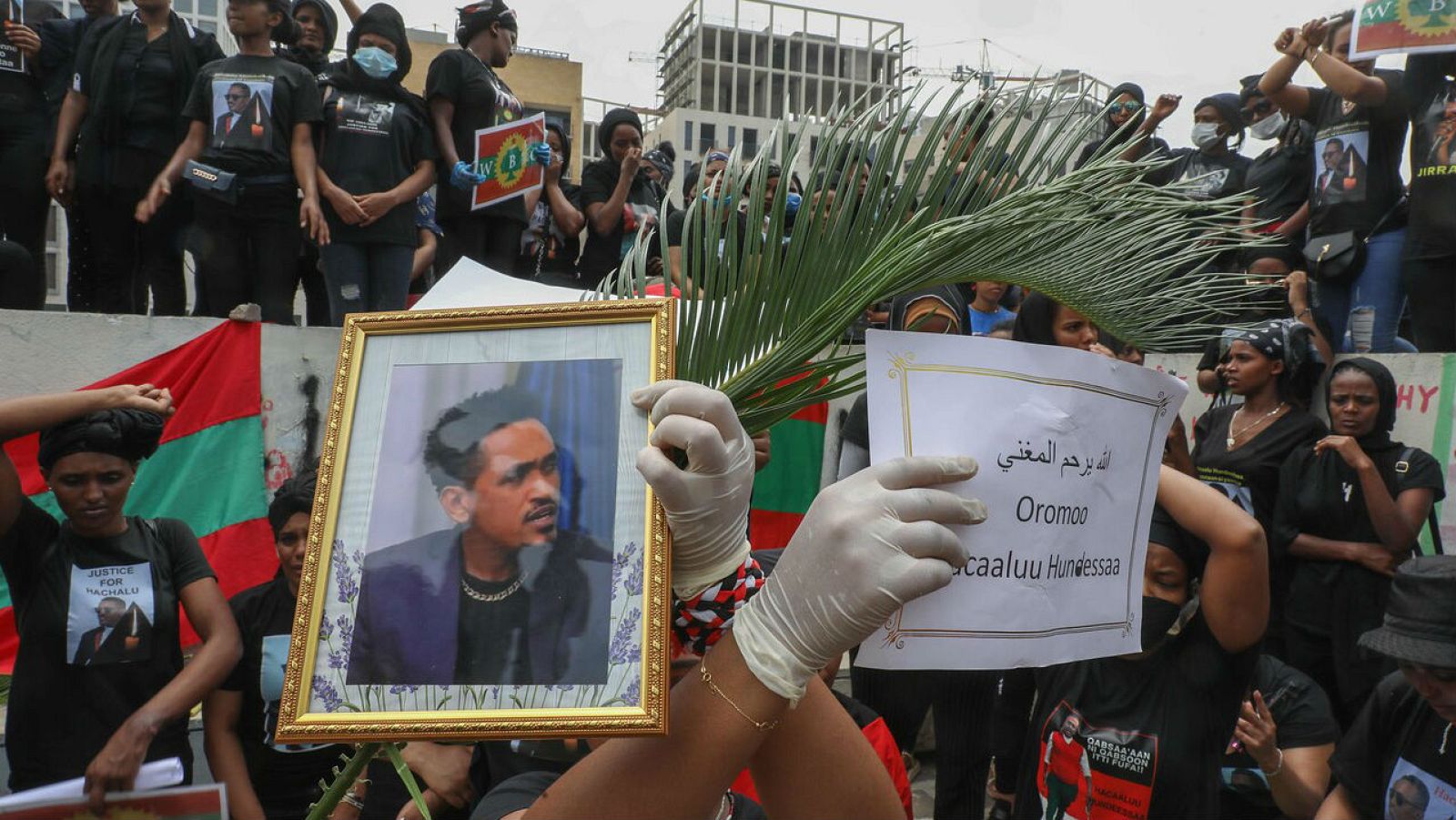 Miembros de la comunidad etíope oromo en el Líbano participan en una manifestación para protestar por la muerte del músico y activista Hachalu Hundessa, en la capital Beirut