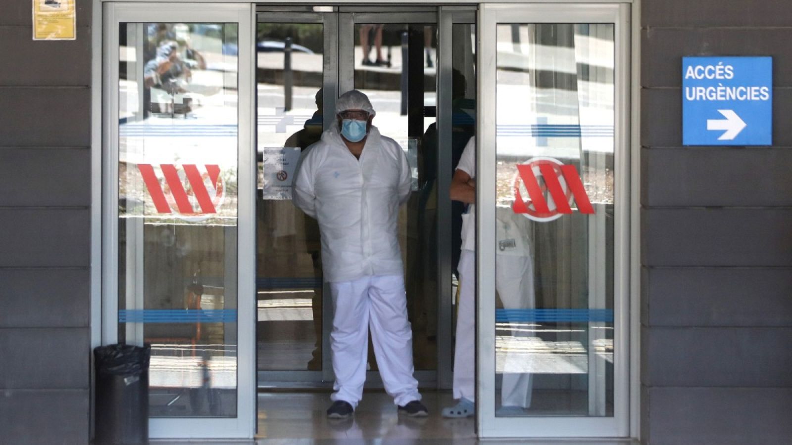 Un trabajador sanitario espera a las puertas de un hospital
