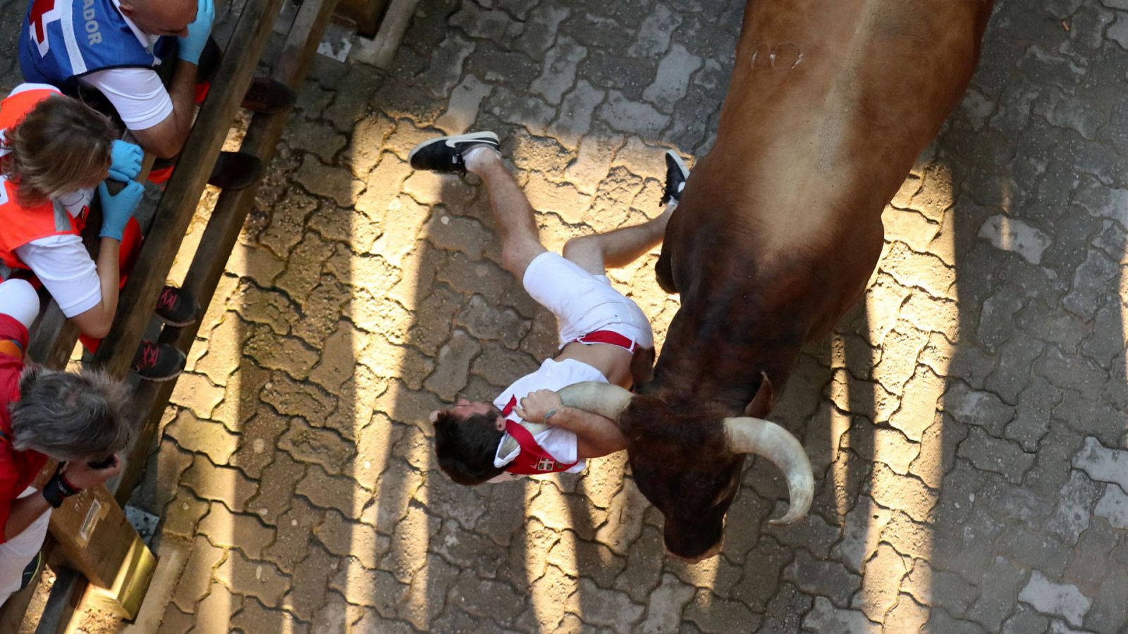 Encierro en Pamplona - cogida de un mozo