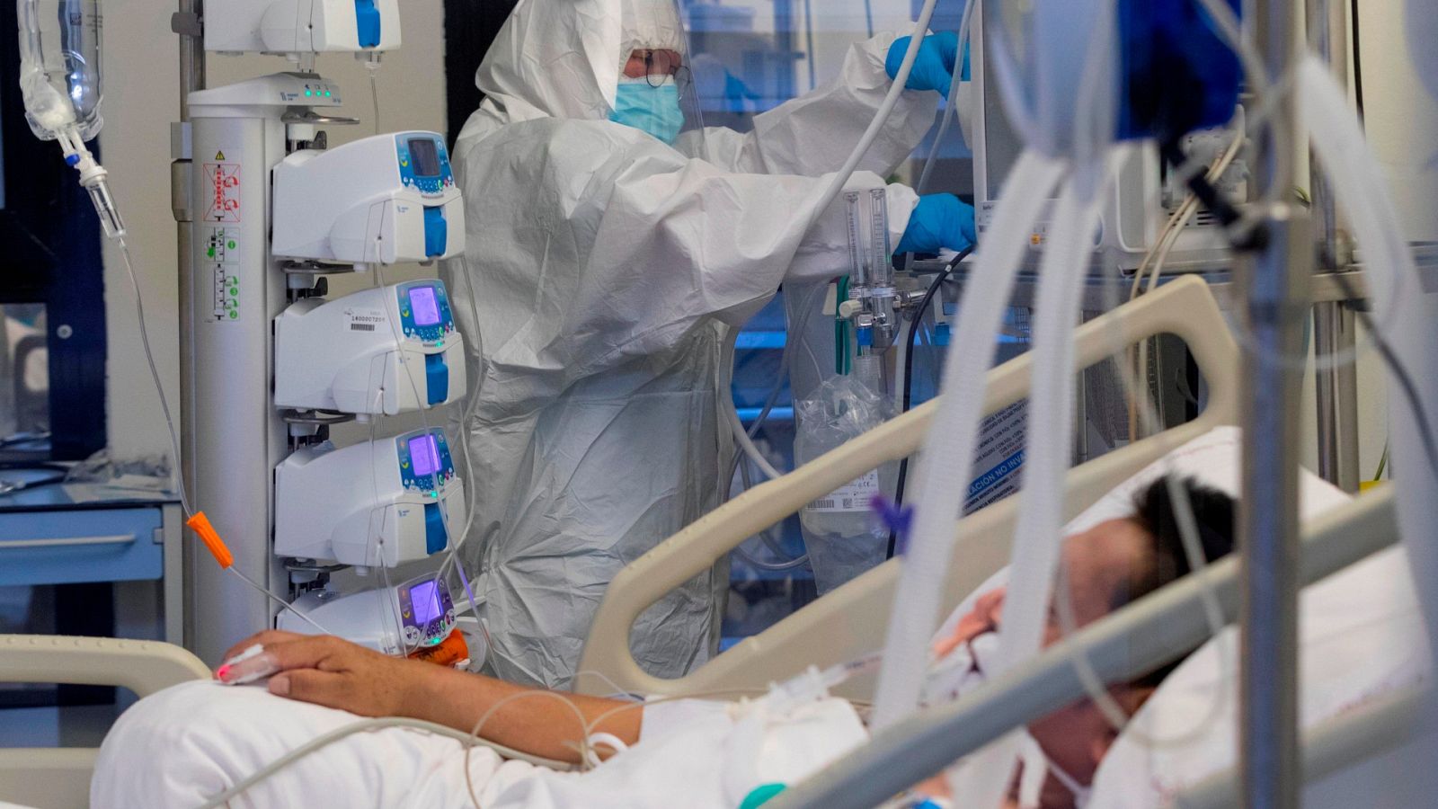 Una enfermera de la unidad de cuidados intensivos.