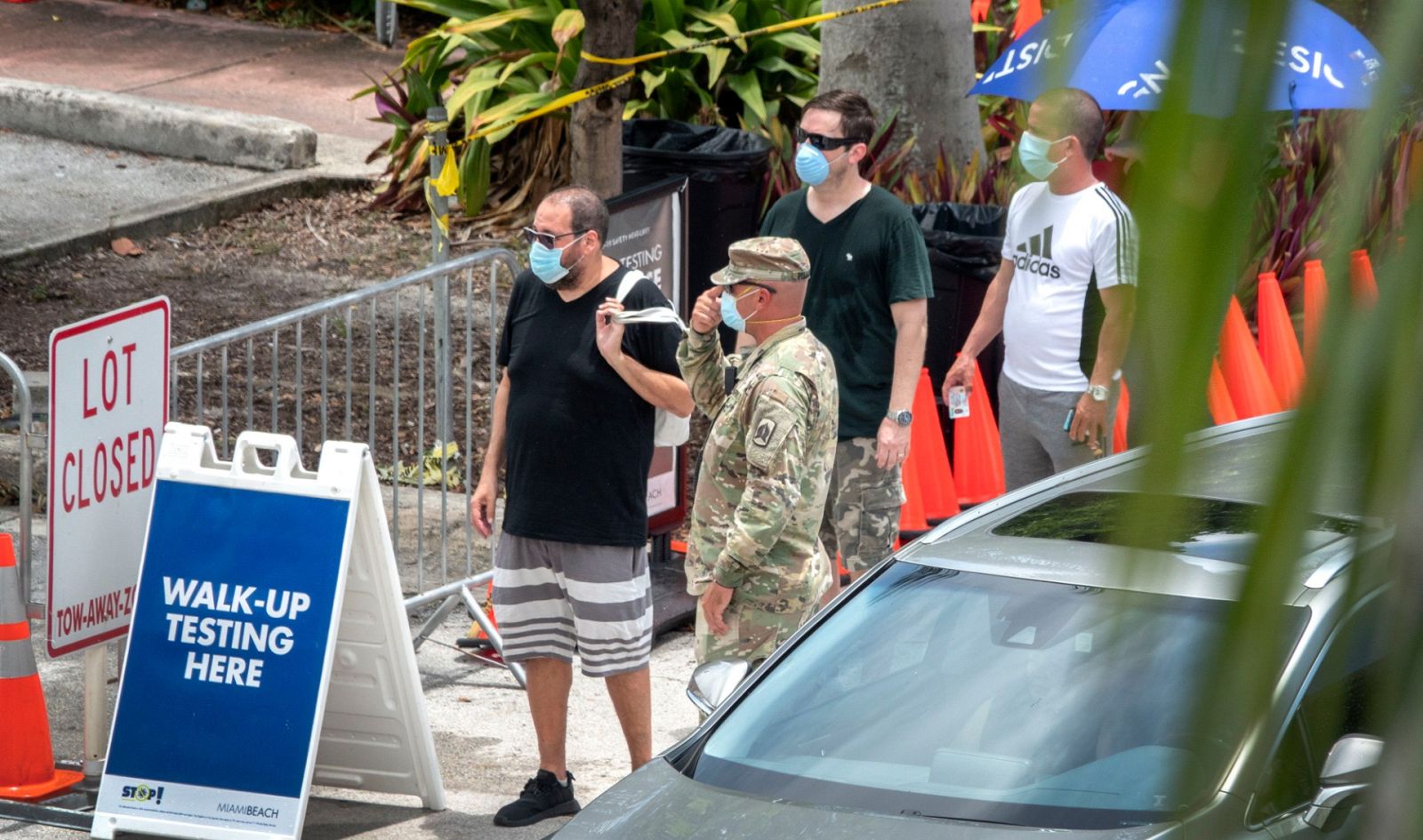 Cola para hacerse la prueba de coronavirus en Miami