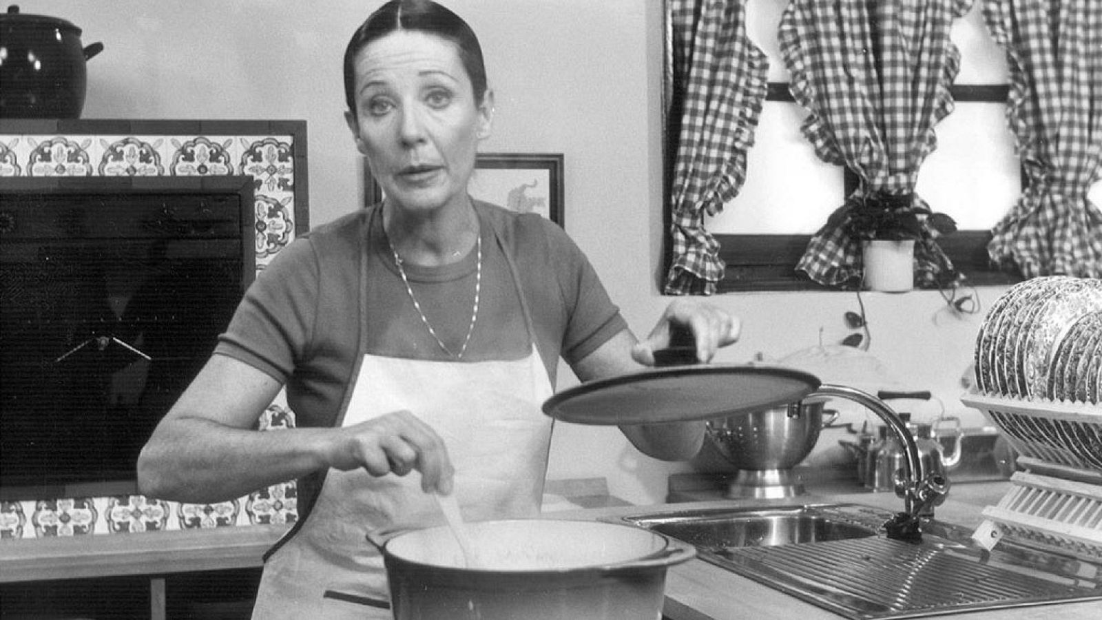 Elena Santonja, presentadora de 'Con las manos en la masa', en la cocina del programa.