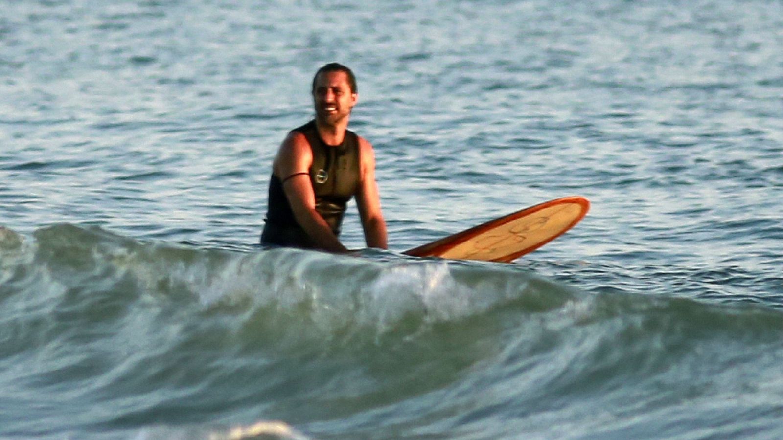 Hugo Silva hace surf en la playa