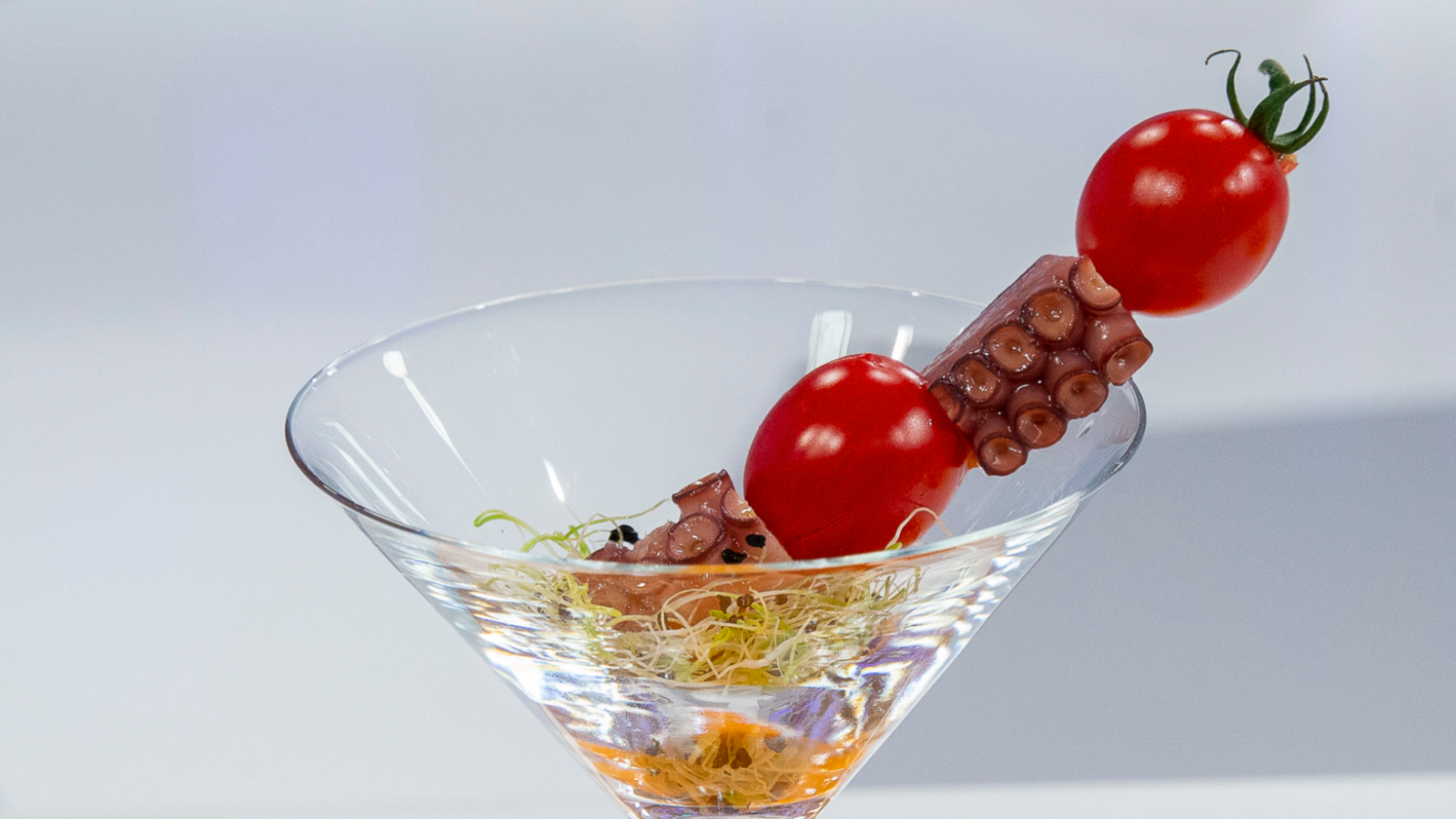 Copitas de brotes de alfalfa con pulpo, tomates cherry y aceite de pimentón