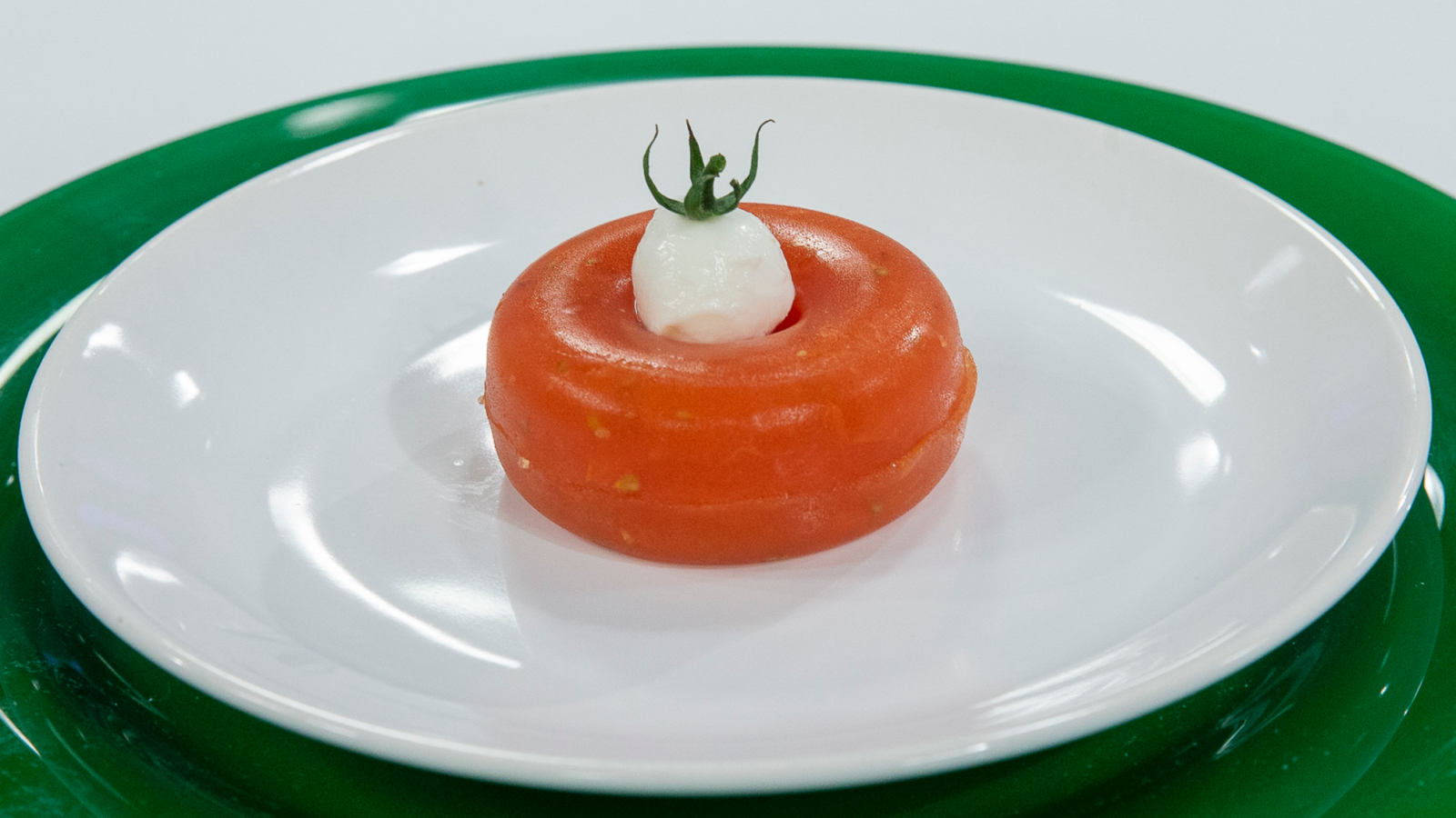 Gelatinas de tomate rellenas de queso de cabra