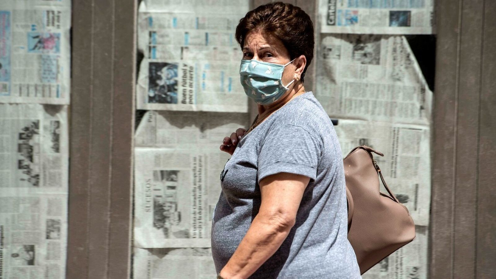 Una mujer con mascarilla en Mahón
