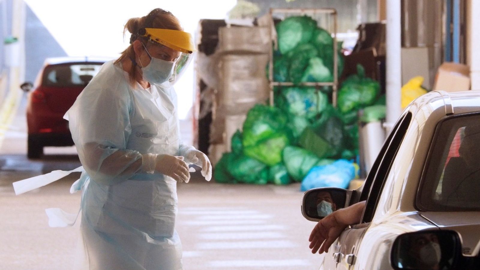 Una sanitaria hace pruebas PCR a la entrada de un hospital