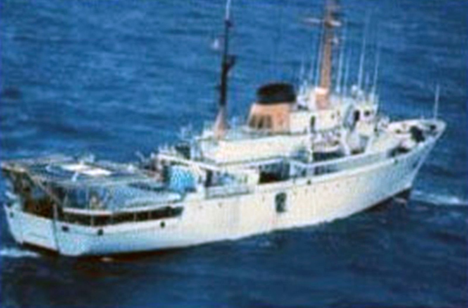 El crucero Ushuaia fotografiado después de encallar sobre piedra en aguas de la Antártida