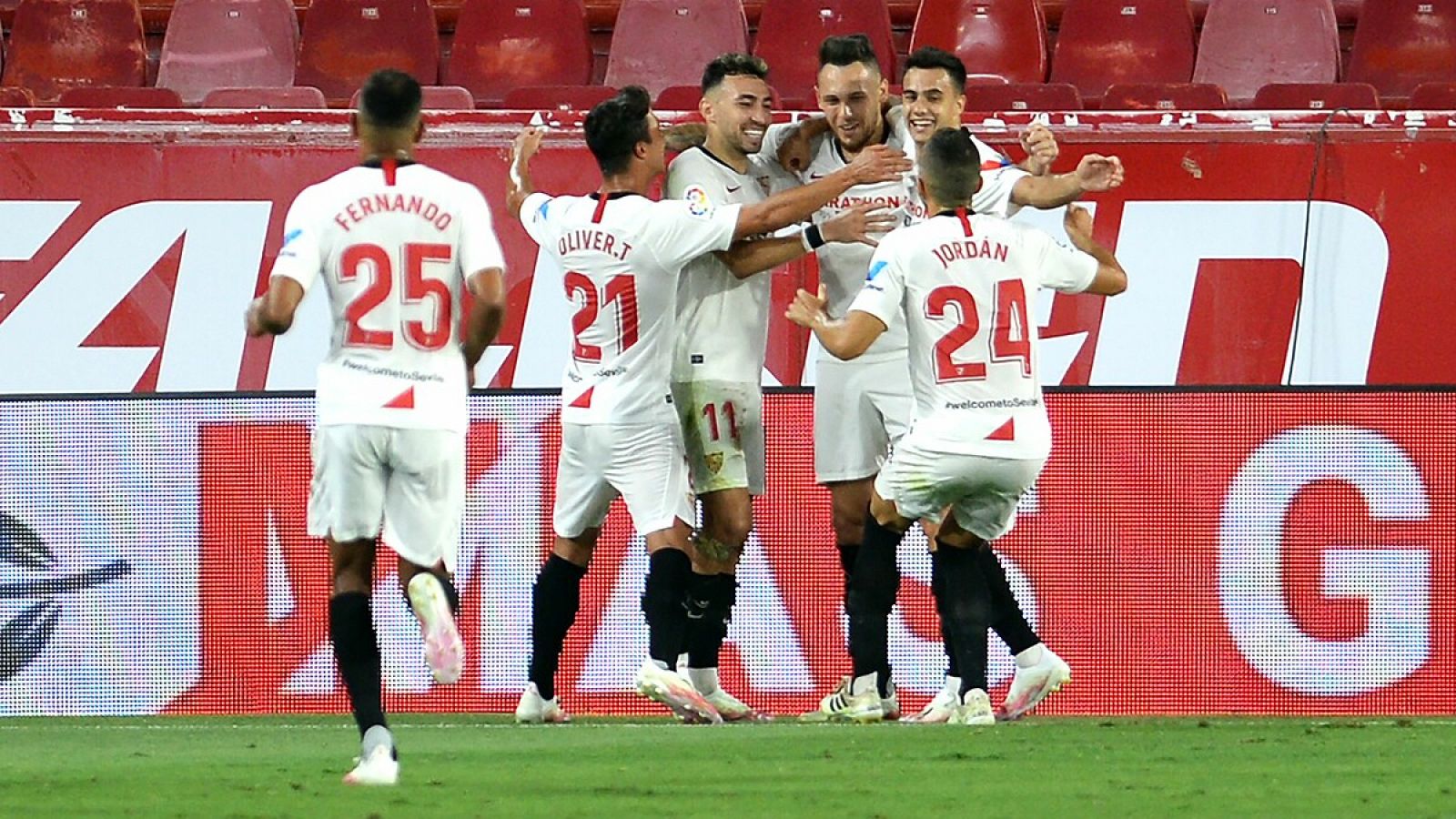 Los jugadores del Sevilla celebran el gol de Ocampos