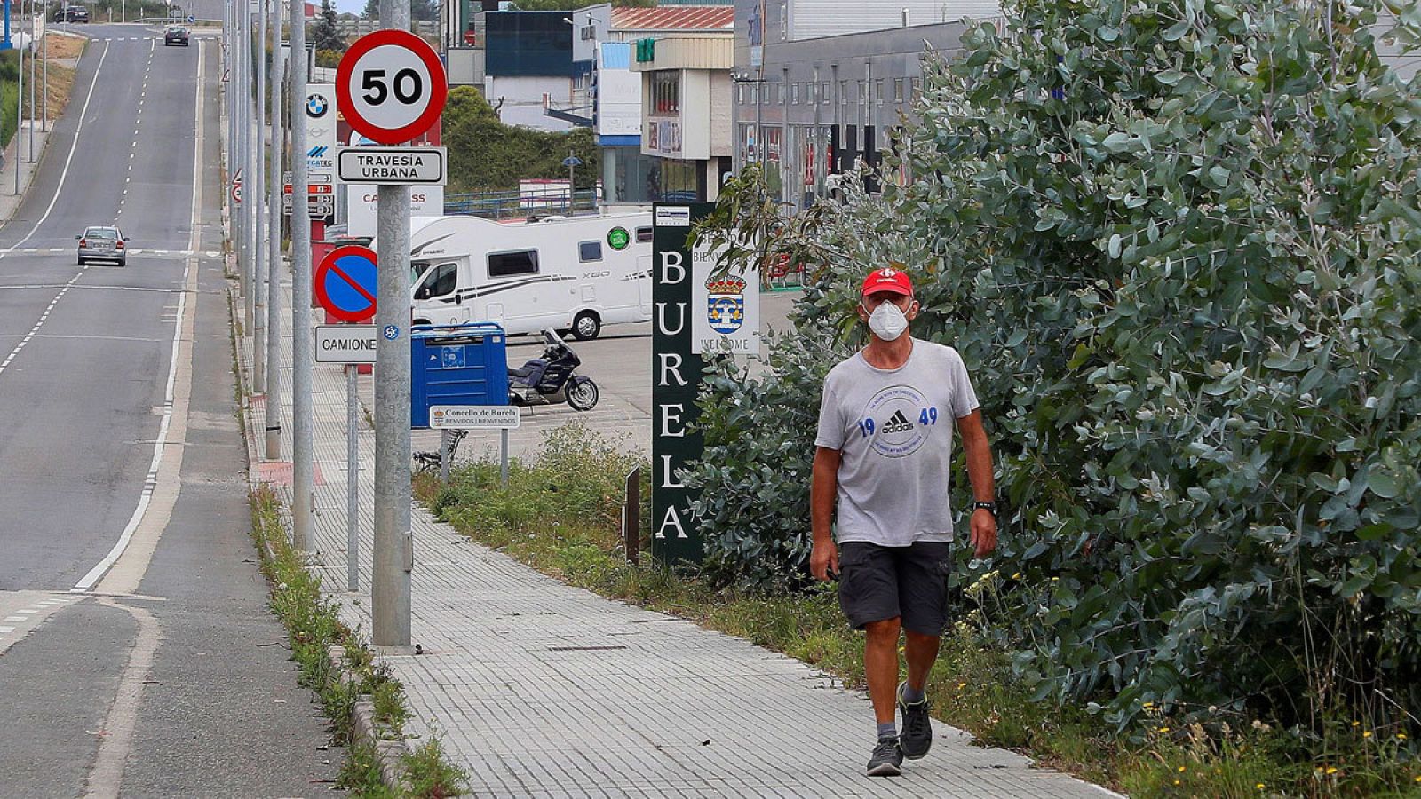 Un hombre camina por el polígono de Burela en Lugo