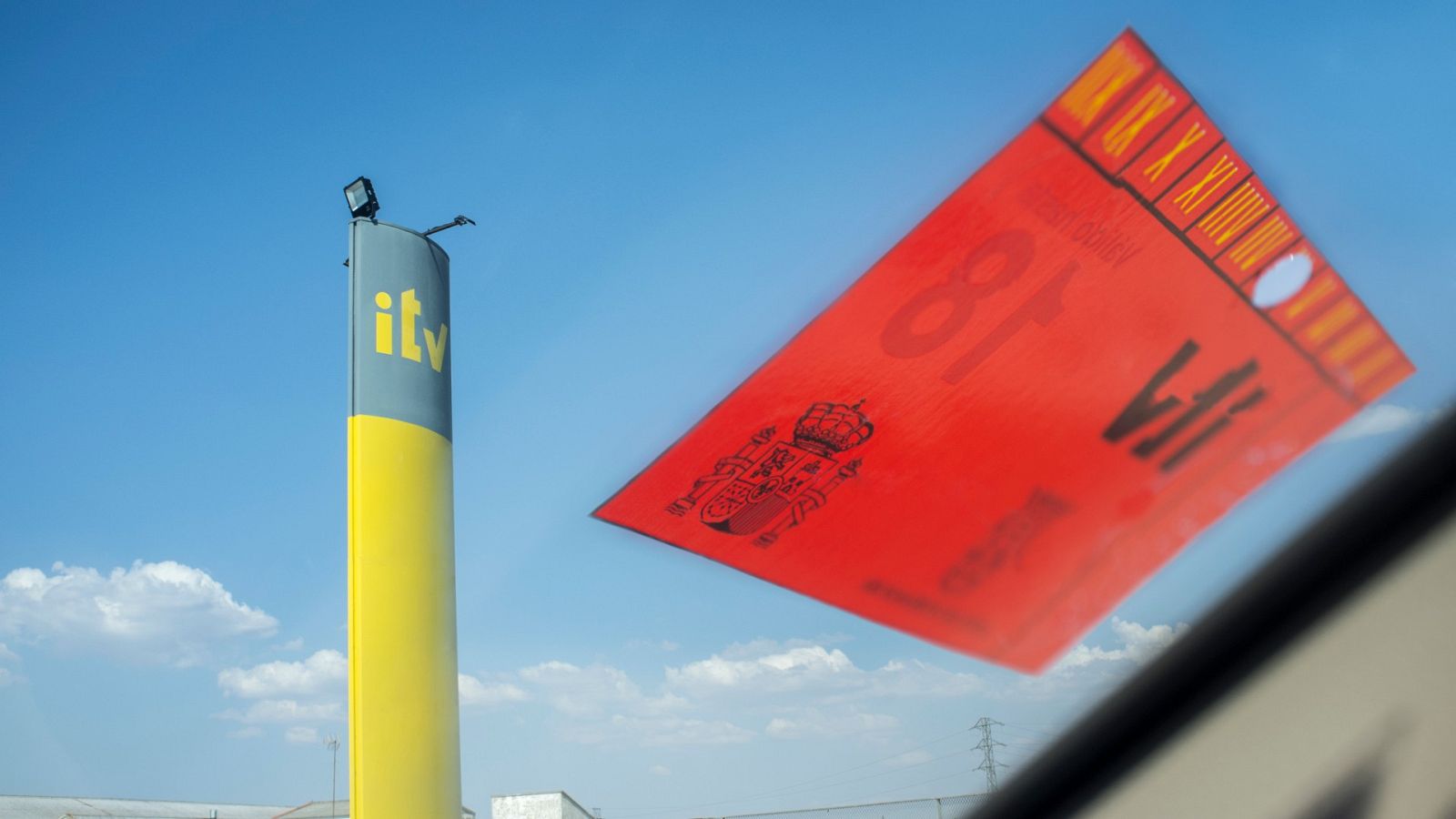 El Supremo establece que poner la pegatina de la ITV en un coche que no haya superado la inspección es delito