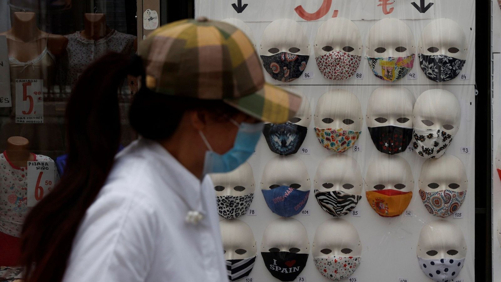 Escaparate con mascarillas