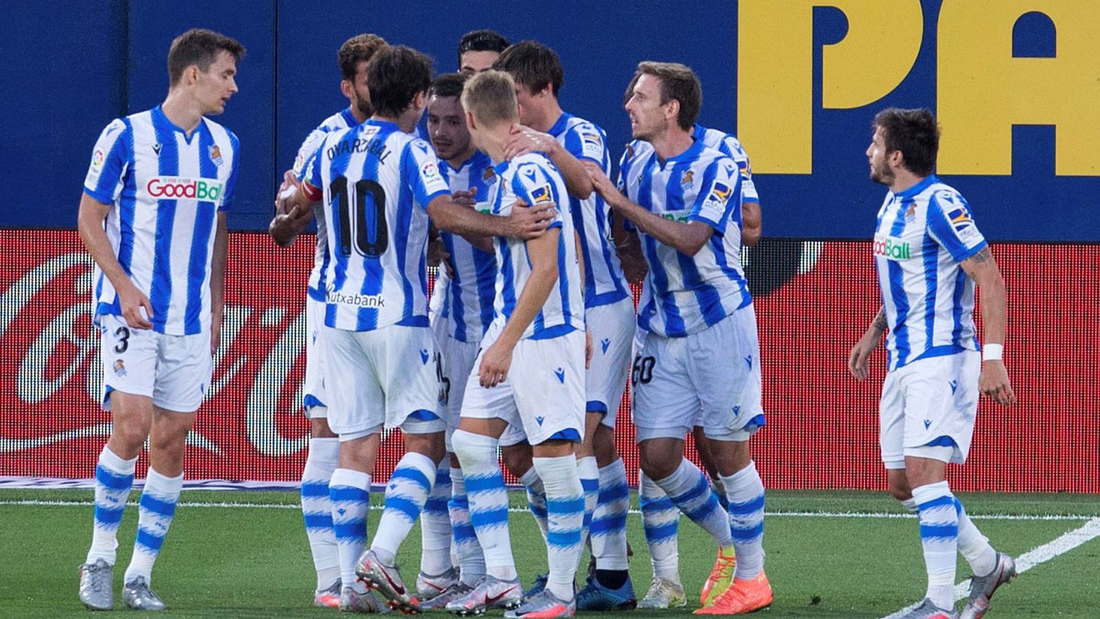 Los jugadores de la Real Sociedad celebran el primeros de sus dos goles en Villarreal.