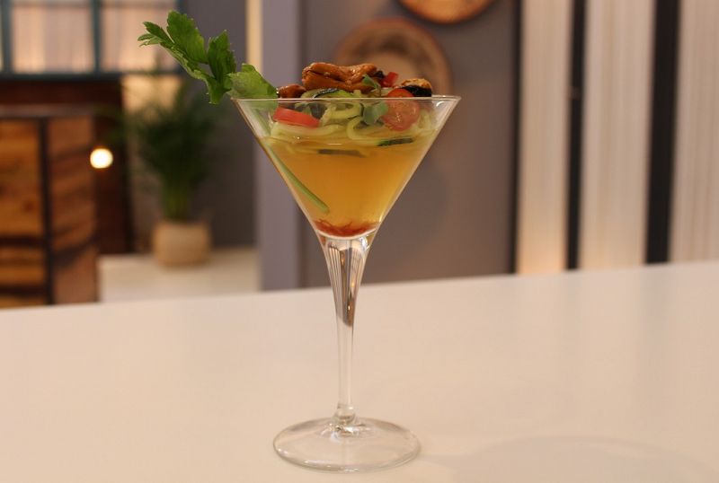 Gelatina de tomate y azafran con ensalada de pepino y mejillones 