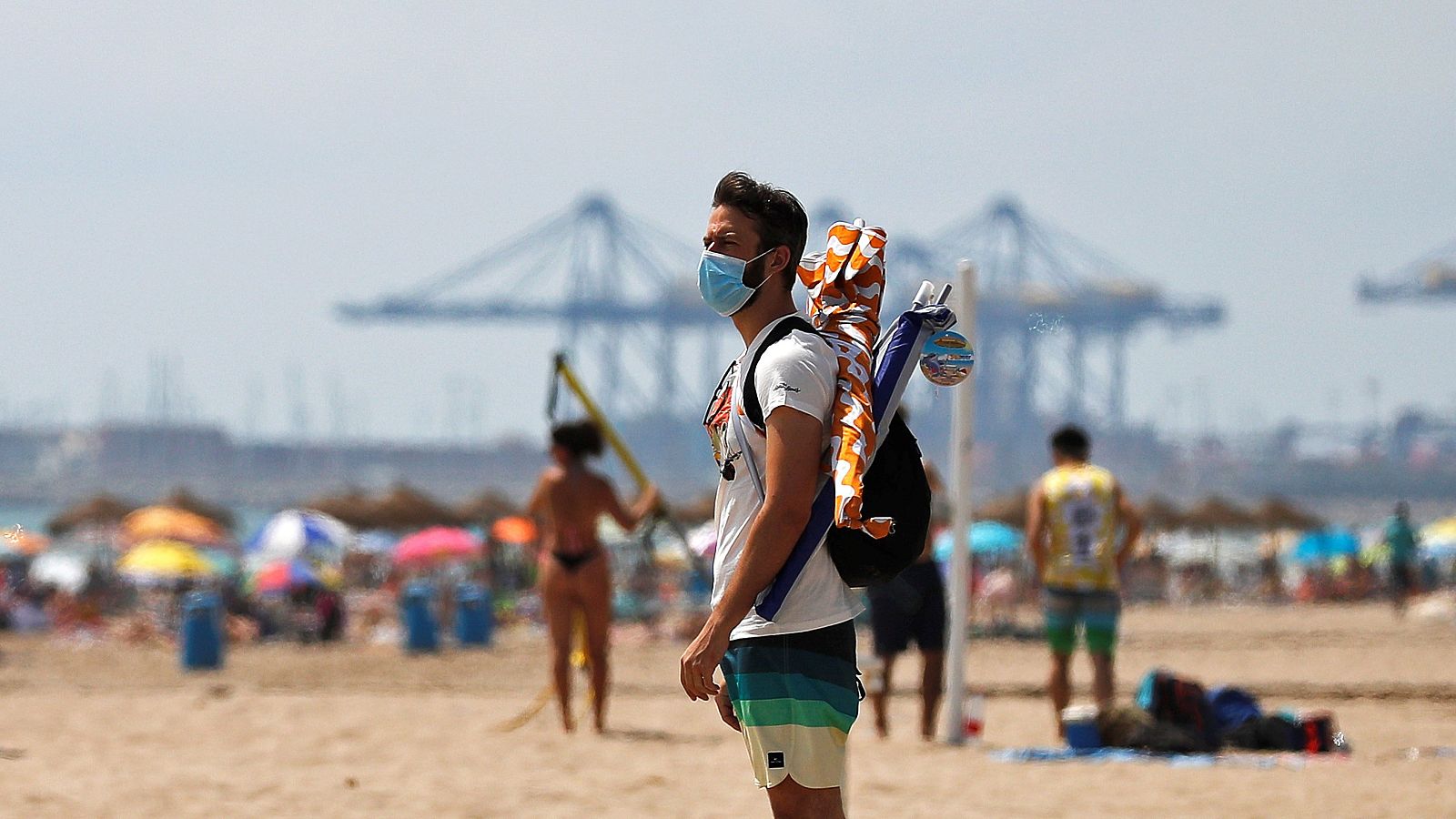 Un joven observa la playa de La Patacona en la localidad valenciana de Alboraia.