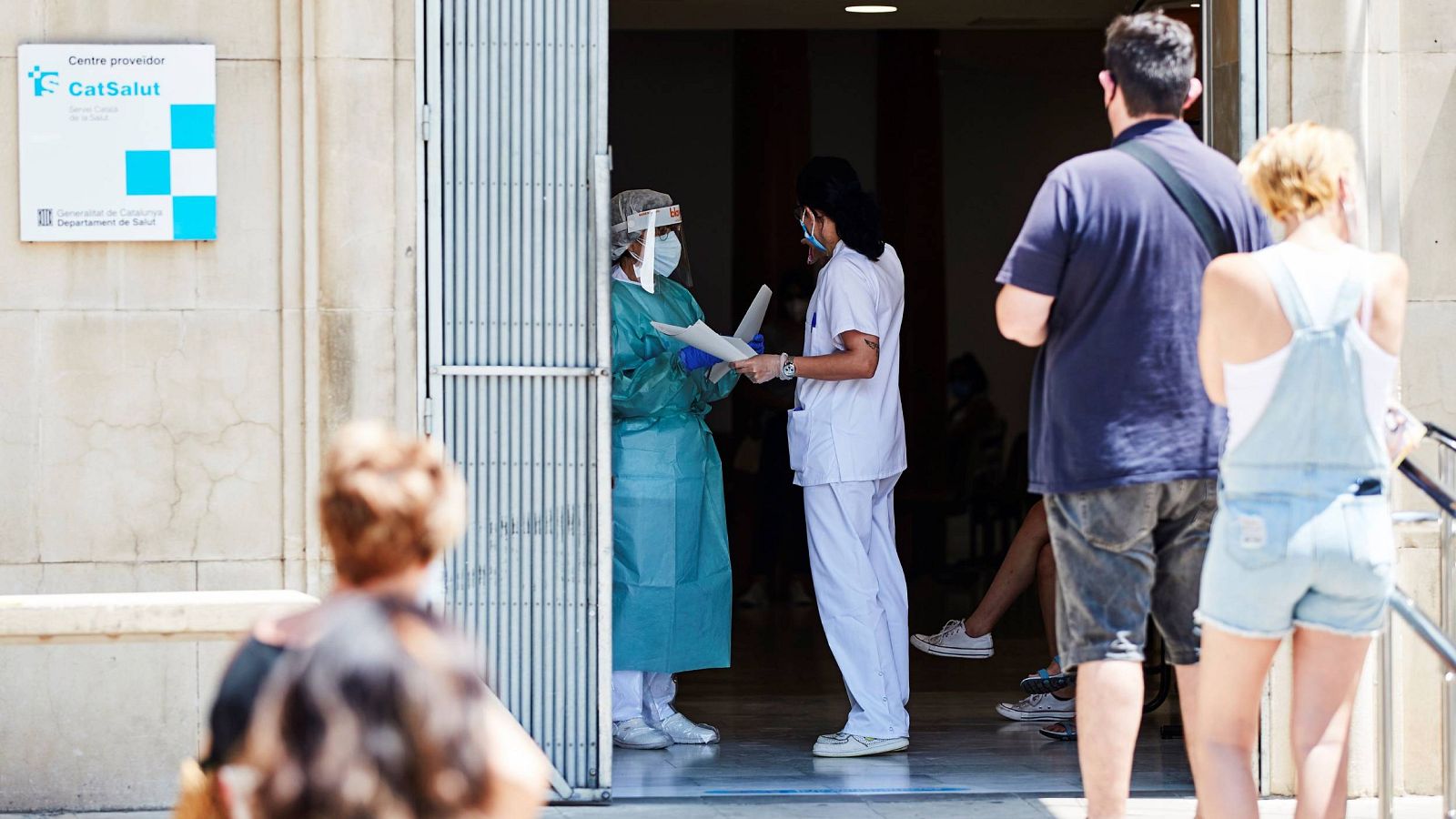 Varias personas esperan para ser atendidas en el centro Prat de la Riba de Lleida, donde se centralizan las pruebas a posibles contagiados de Covid-19