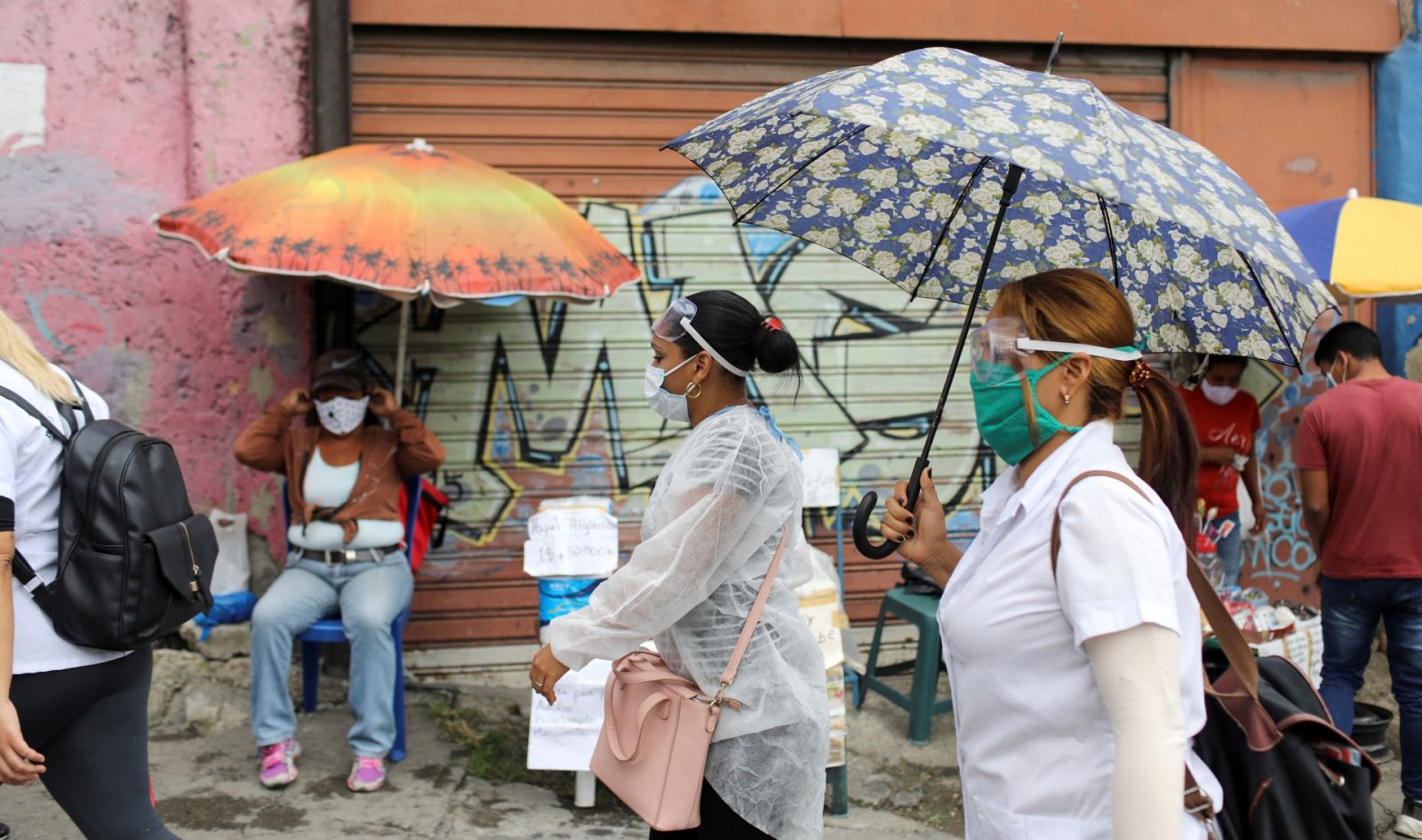 Médicos caminan por una calle de Caracas