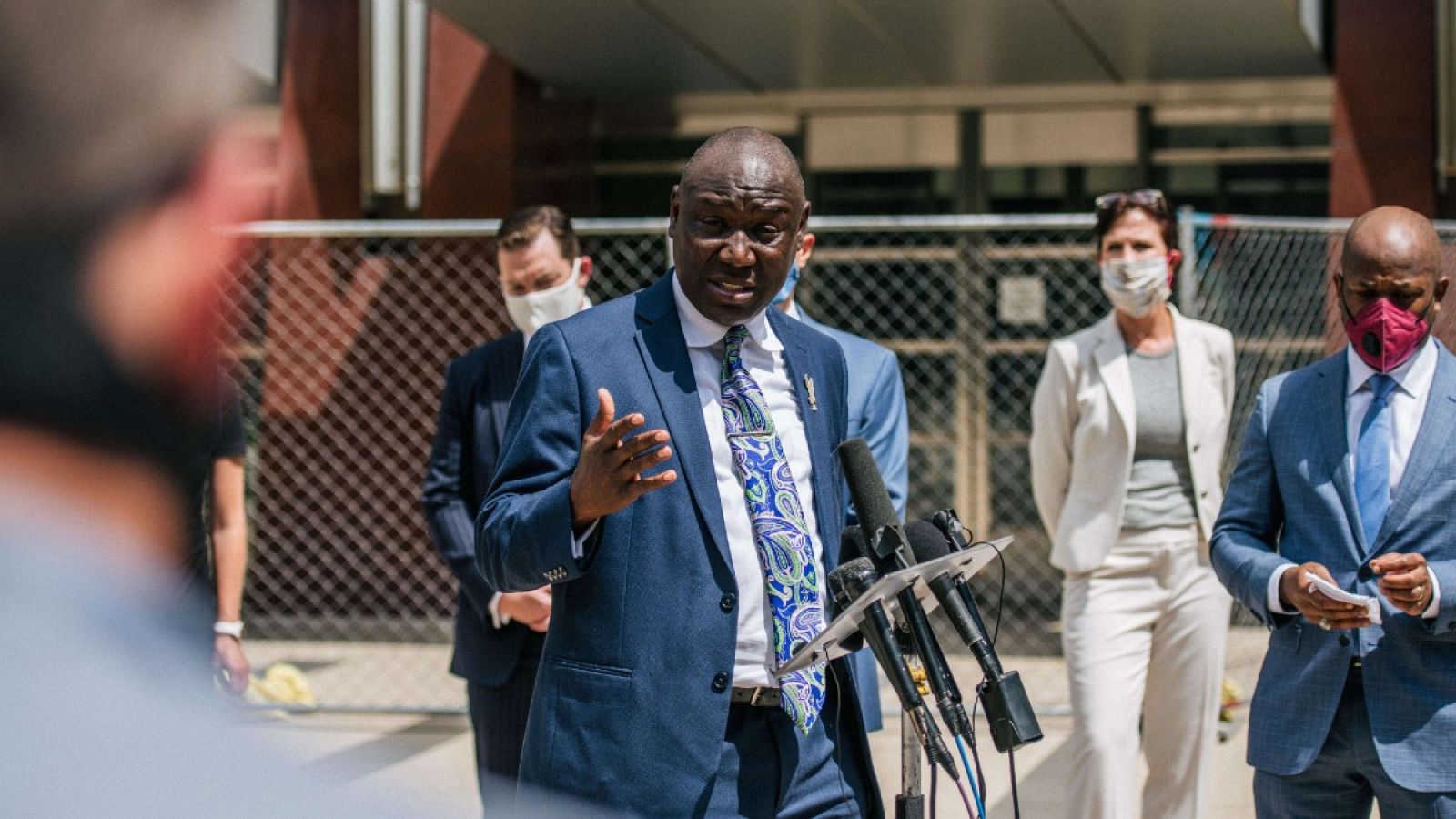 Uno de los abogados de la familia Floyd, Ben Crump, anuncia una demanda contra Minneapolis