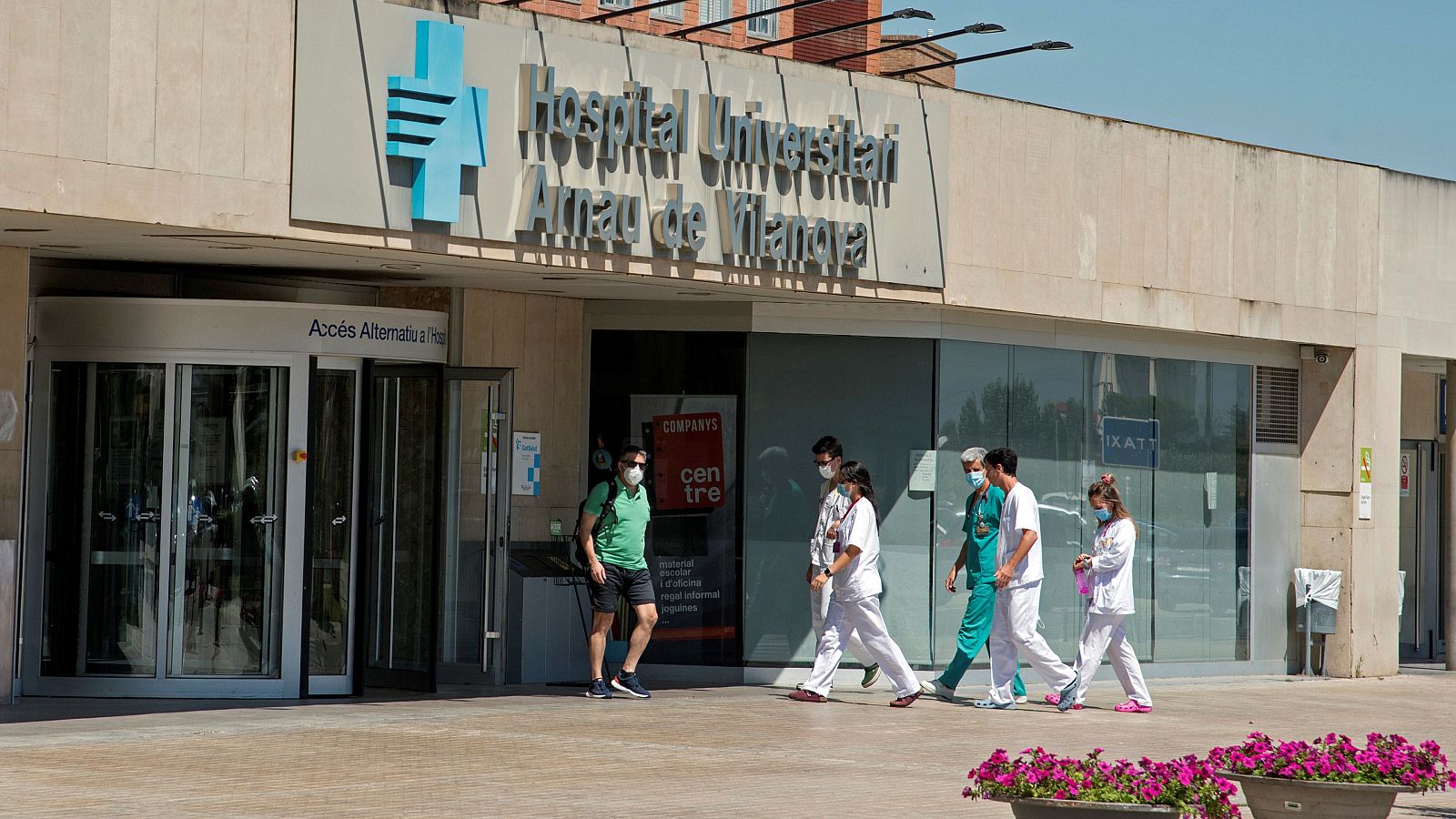 Vista de la entrada del Hospital Arnau de Vilanova de Lleida, la capital de la comarca del Segrià.