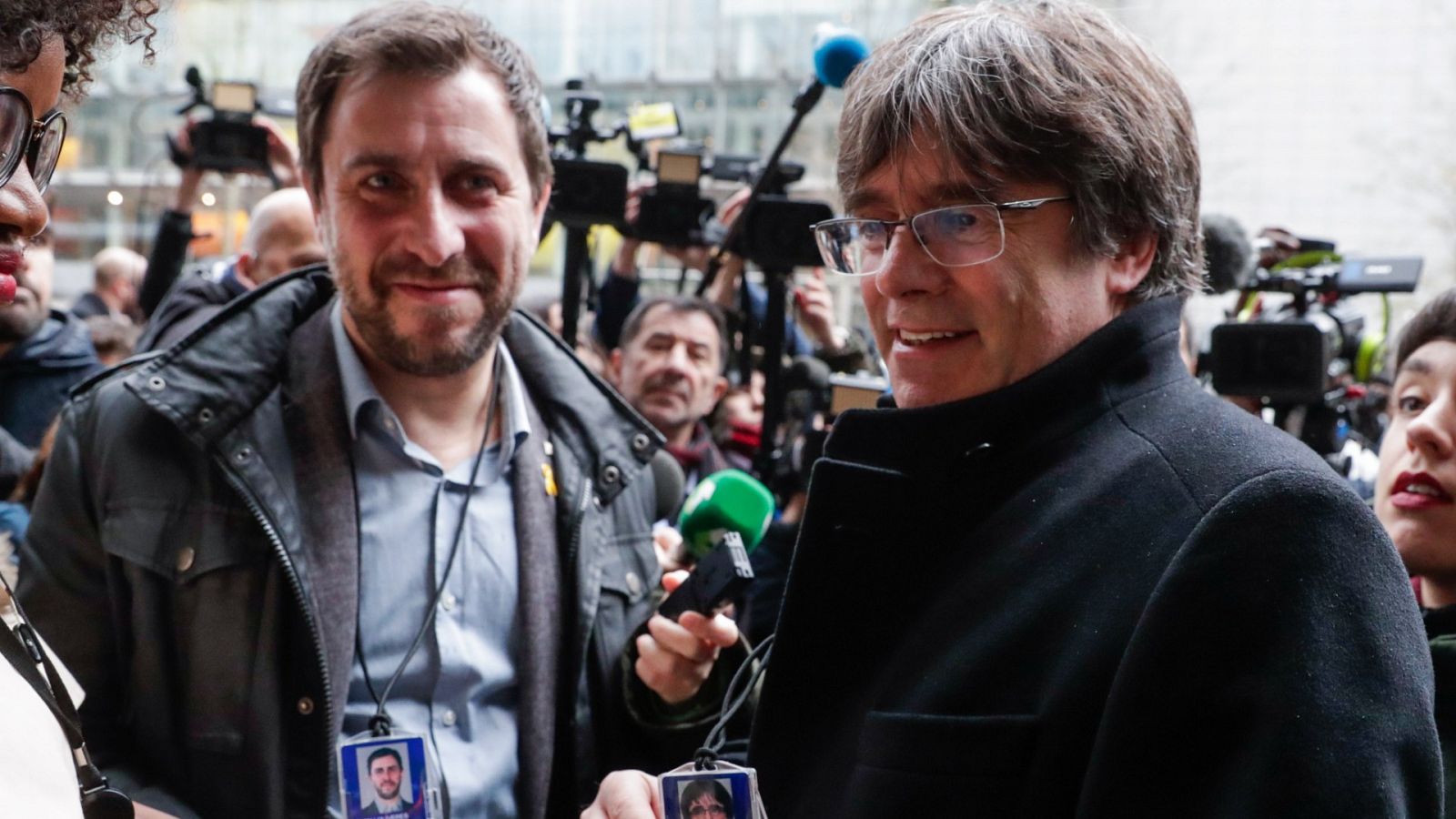 El expresidente catalán Carles Puigdemont y el exconseller Toni Comín recogen su acreditación como diputados del Parlamento Europeo, en diciembre de 2019.