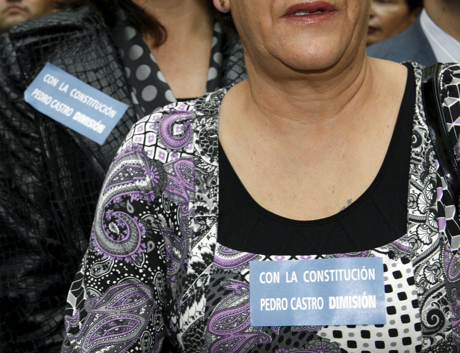 Los populares piden la dimisión de Pedro Castro con pegatinas