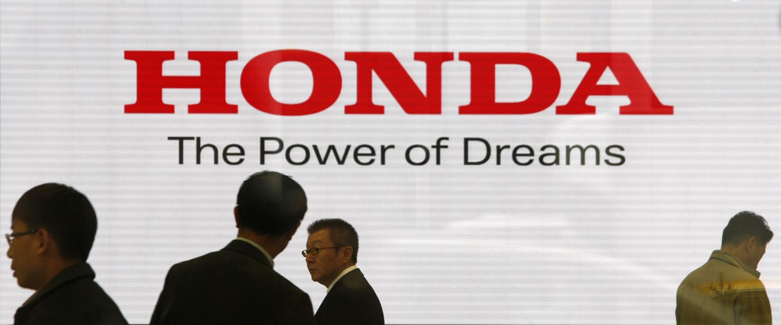 Personas visitando un stand de Honda en la sede de la empresa en Tokio