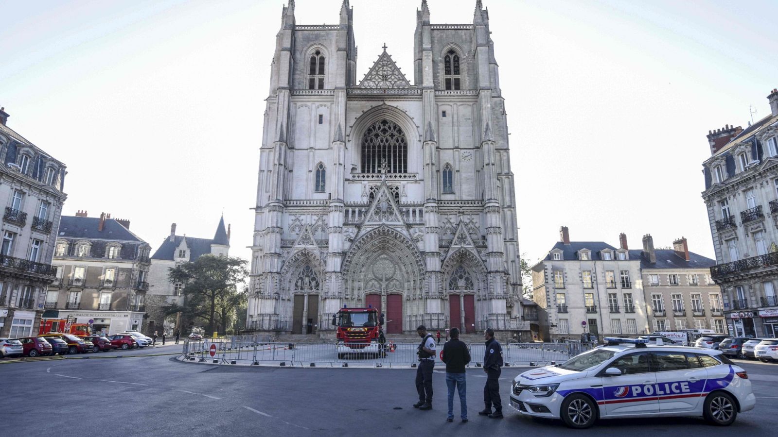 Policías franceses ante la fachada parcialmente quemada de la catedral de Nantes